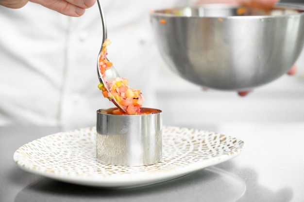 Szef kuchni przygotowujący sos