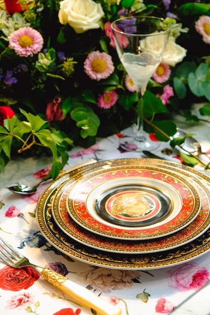 Stół z przygotowanym menu